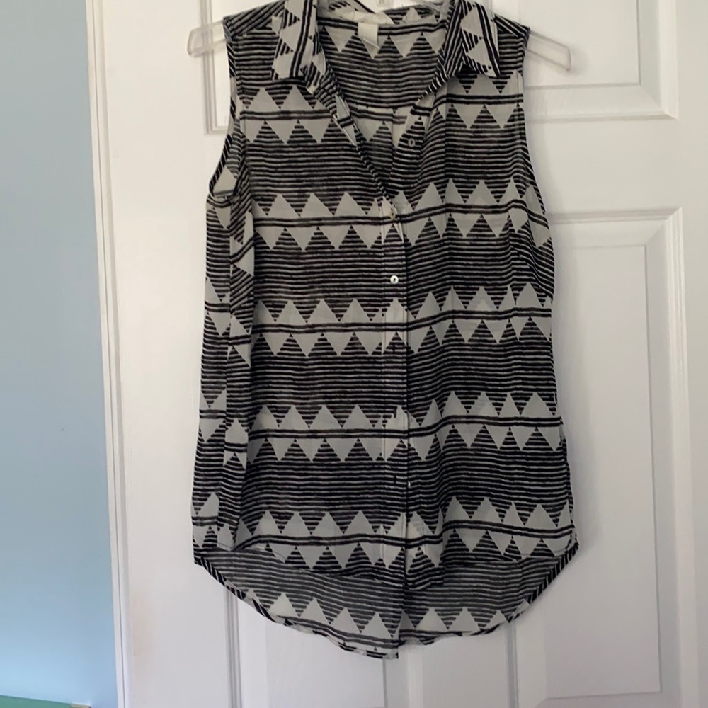 H&M Patterned button down tank top. Size 6.